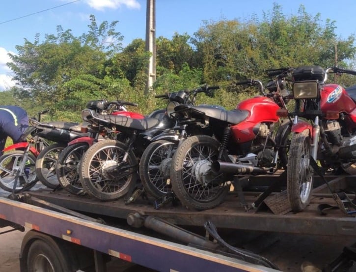 PM flagra direção perigosa em passeio motociclístico e apreende veículos em Humildes, em Feira de Santana