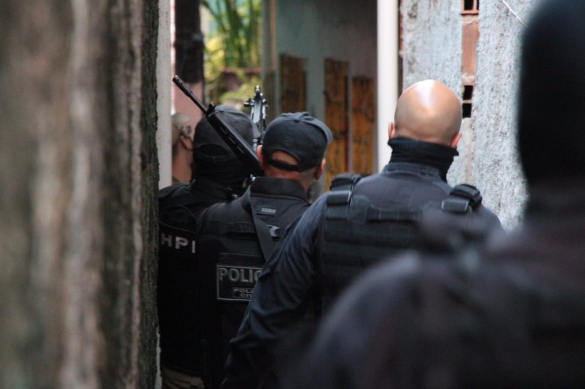Submetralhadora da PM de SP é apreendida em posse de suspeito de tráfico em Salvador