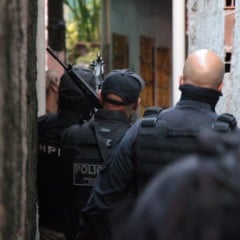 Submetralhadora da PM de SP é apreendida em posse de suspeito de tráfico em Salvador