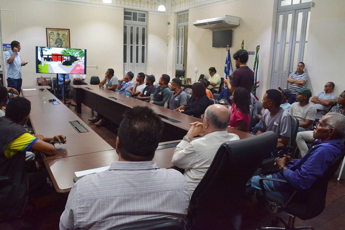 Praça dos Sapateiros ganhará estrutura moderna em Feira de Santana; projeto foi apresentado aos profissionais