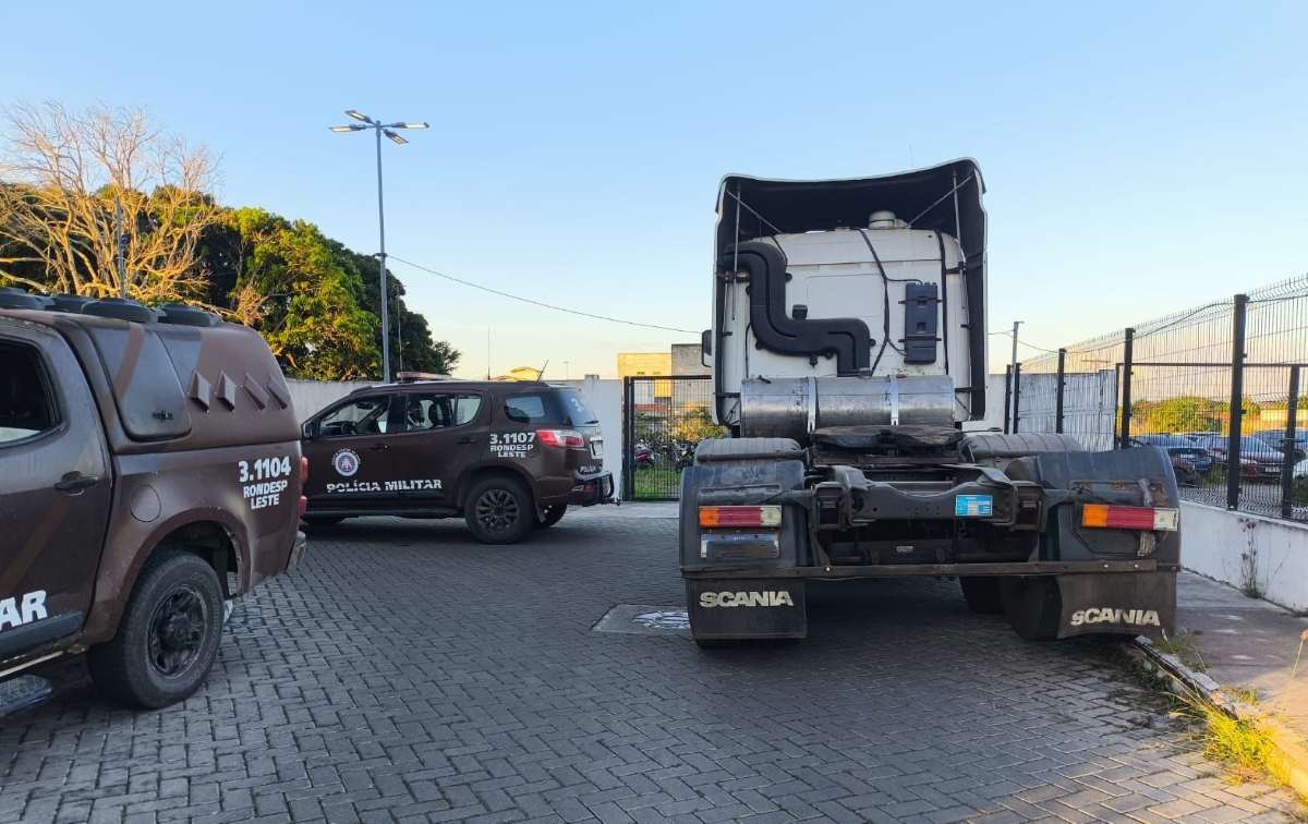 Caminhão Truck roubado em Salvador foi recuperado em Feira de Santana durante patrulha da Rondesp Leste