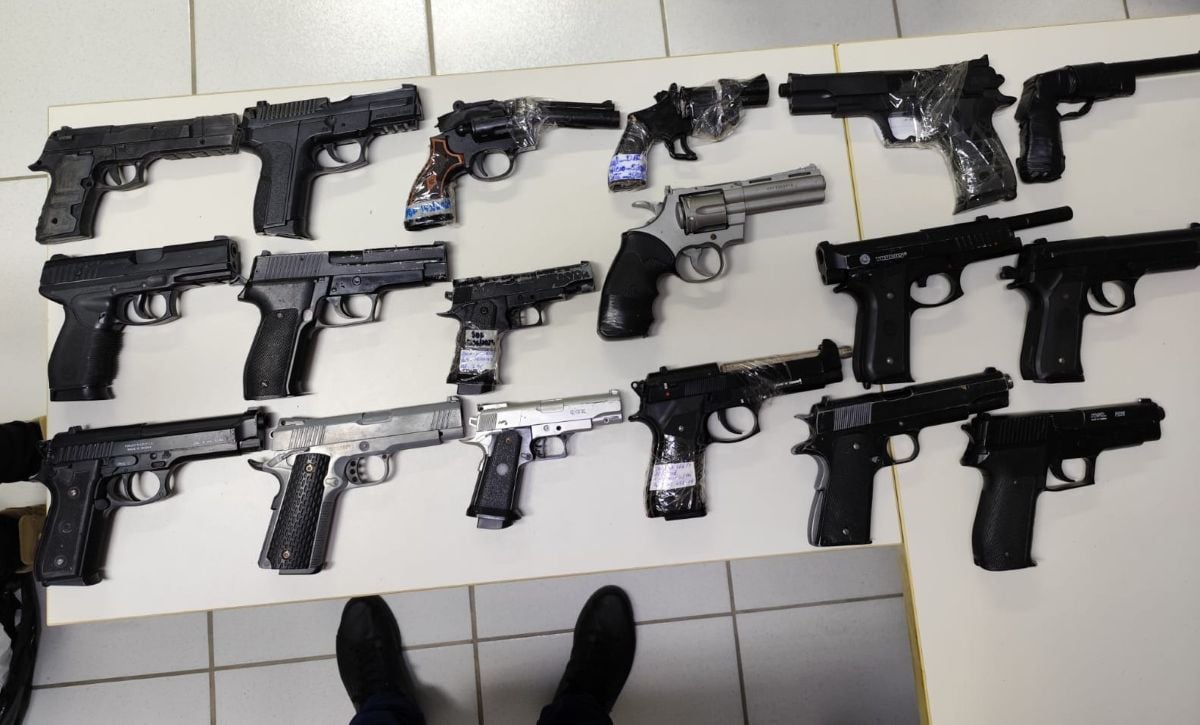 simulacros de armas e balanças de precisão apreendidos com adolescentes