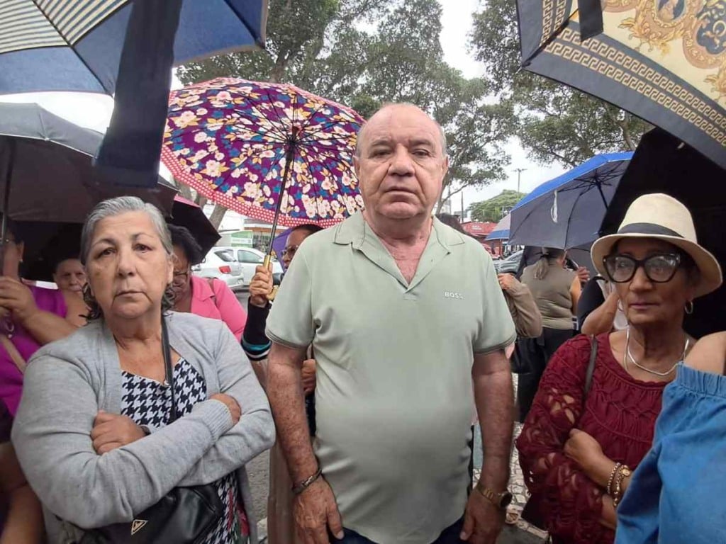 Professores municipais realizam manifestação para cobrar pagamento dos precatórios