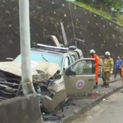 Viatura da Polícia Militar colide contra poste em Salvador; dois policiais estão em estado grave