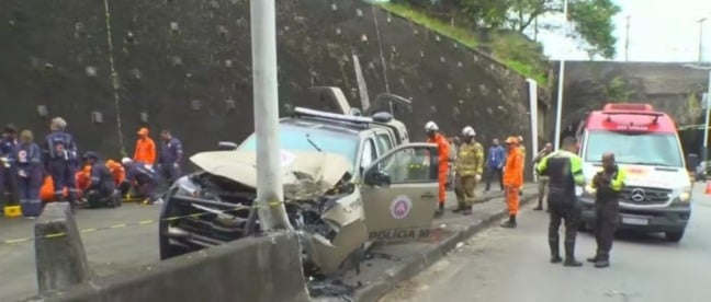 Viatura da Polícia Militar colide contra poste em Salvador; dois policiais estão em estado grave