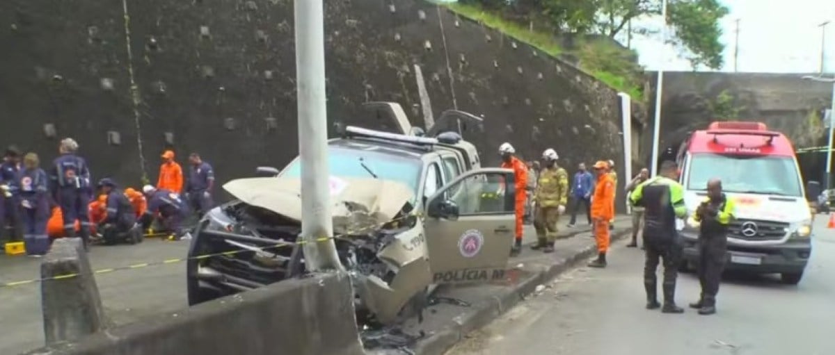 Viatura da Polícia Militar colide contra poste em Salvador; dois policiais estão em estado grave