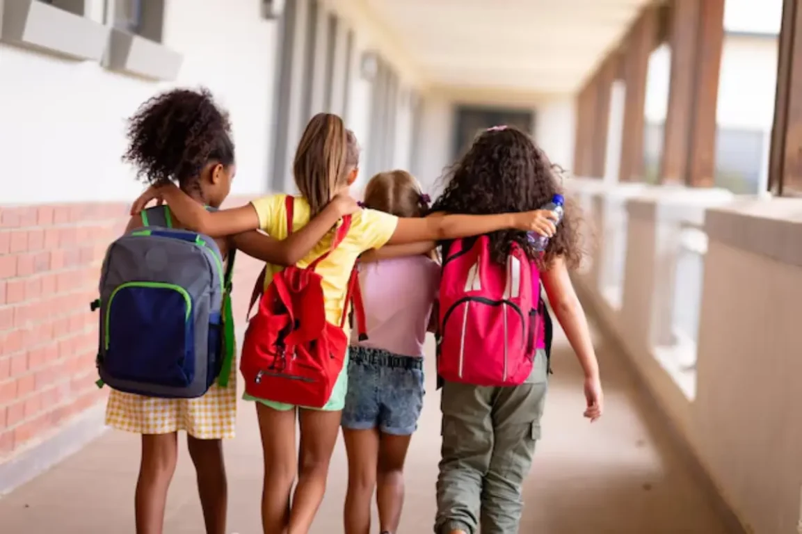 alunos, crianças, estudantes na escola