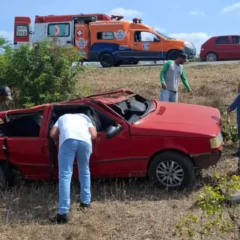Capotamento na BR-324 deixa três feridos; uma das vítimas está em estado grave