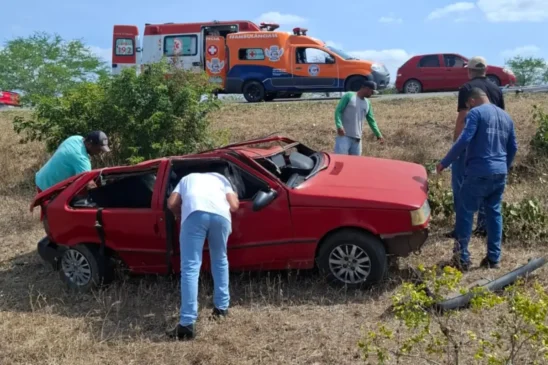 Capotamento na BR-324 deixa três feridos; uma das vítimas está em estado grave