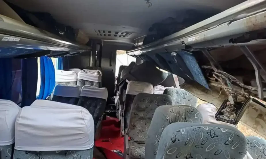 Sube para 17 número de mortos por acidente com ônibus de turismo em Pernambuco