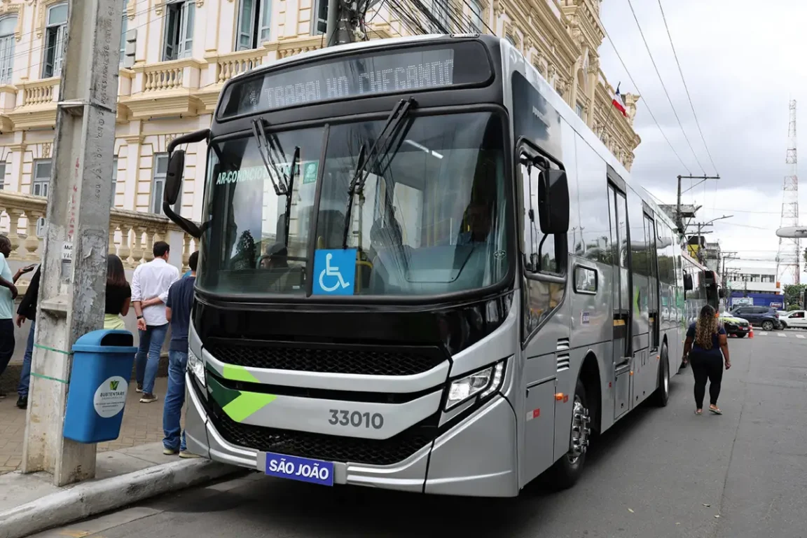 Prefeitura entrega mais cinco ônibus; coletivos vão abastecer região da Artêmia Pires, em Feira de Santana