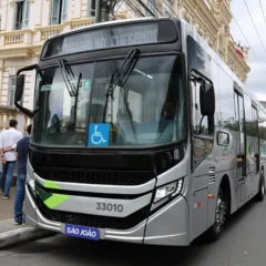 Prefeitura entrega mais cinco ônibus; coletivos vão abastecer região da Artêmia Pires, em Feira de Santana