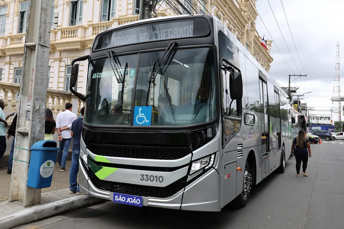 Prefeitura entrega mais cinco ônibus; coletivos vão abastecer região da Artêmia Pires, em Feira de Santana