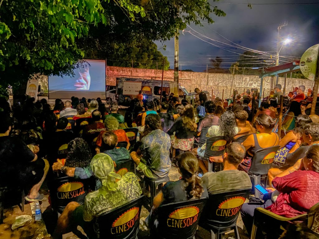 Distrito da Matinha recebe sessões de cinema movidas a energia solar com entrada gratuita