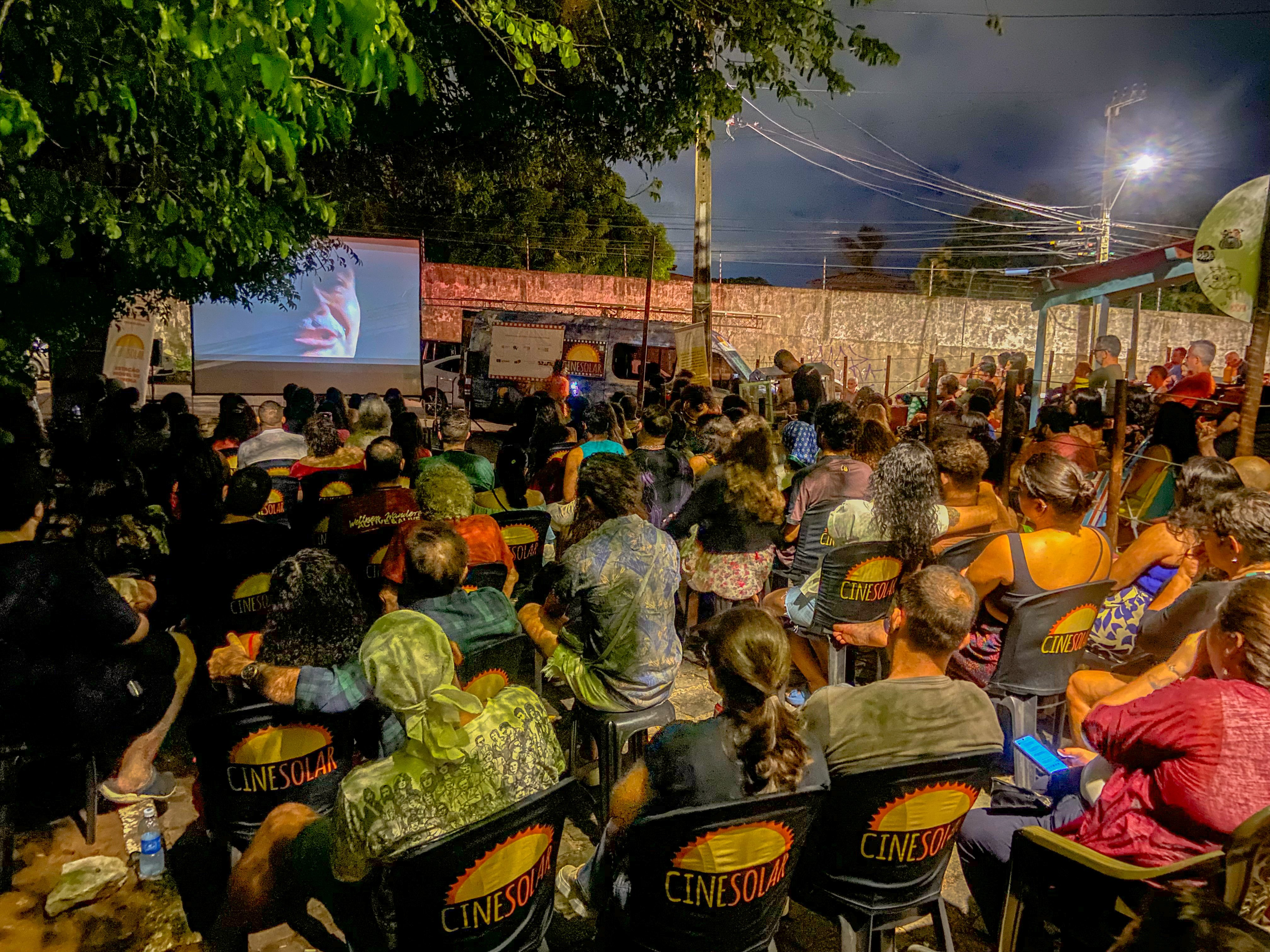 Distrito da Matinha recebe sessões de cinema movidas a energia solar com entrada gratuita