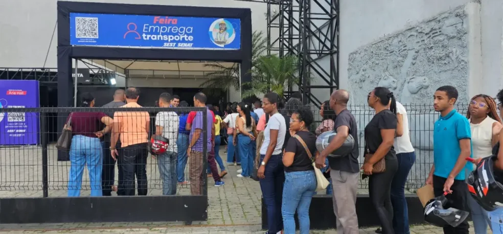 Feira do Emprego atrai multidão em Feira de Santana; vagas terminam nesta quarta (15)