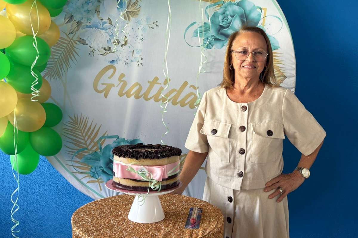 Funcionaria aposentada da rede de frio recebe homenagem