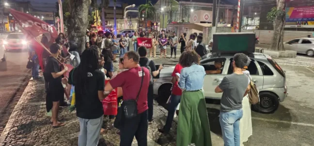 Manifestantes em Feira de Santana protestam contra o genocídio da população negra