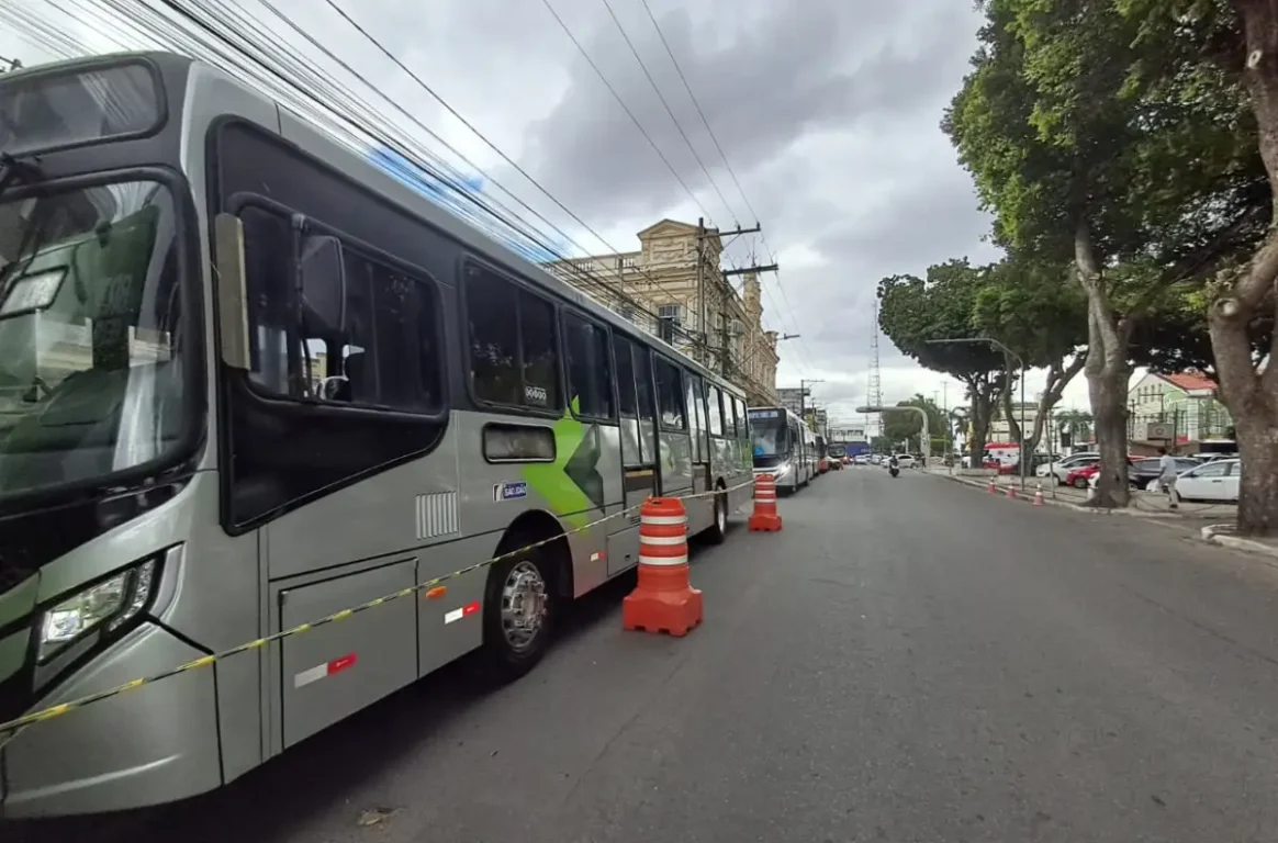 Prefeitura entrega mais cinco ônibus; coletivos vão abastecer região da Artêmia Pires, em Feira de Santana