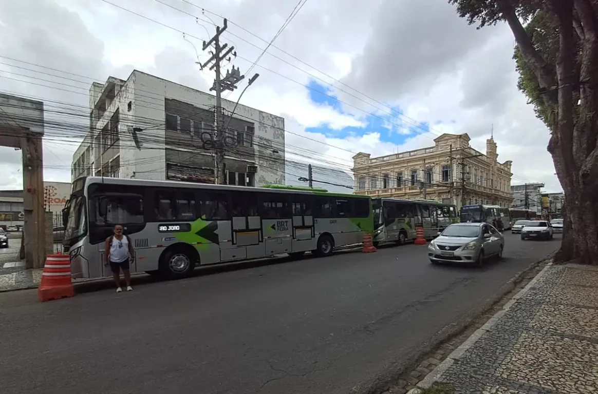 Prefeitura entrega mais cinco ônibus; coletivos vão abastecer região da Artêmia Pires, em Feira de Santana