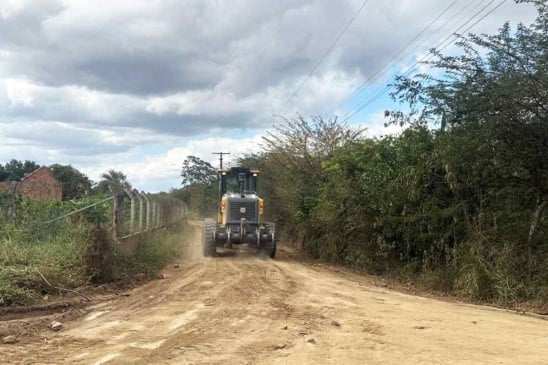 Manutenção de estradas na zona rural de Feira de Santana é retomada após frente fria Manutenção de estradas na zona rural de Feira de Santana é retomada após frente fria