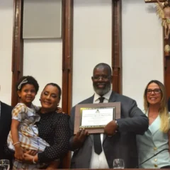 Péricles recebe Título de Cidadão Baiano e é homenageado por amigos e familiares na Alba