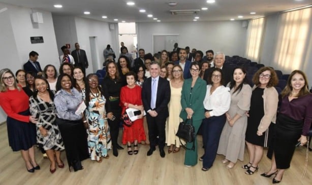 Presidente da OAB Feira de Santana participa de palestra de Ministra do TST sobre assédio moral