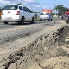 Problemas antigos: buracos geram transtornos em rua do bairro Papagaio
