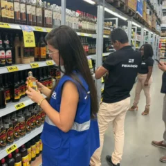 Fiscalização conjunta entre secretarias verifica venda de bebidas destiladas em Feira de Santana