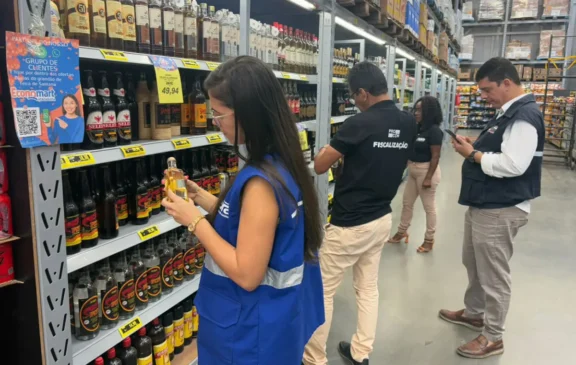 Fiscalização conjunta entre secretarias verifica venda de bebidas destiladas em Feira de Santana