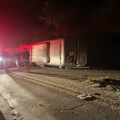Acidente com ônibus de turismo deixa 13 mortos na BR-423, em Pernambuco; veículo voltava da Bahia
