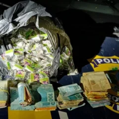 Homem perde controle do carro ao tentar se livrar de droga avaliada em R$ 80 mil e acaba preso em Eunápolis