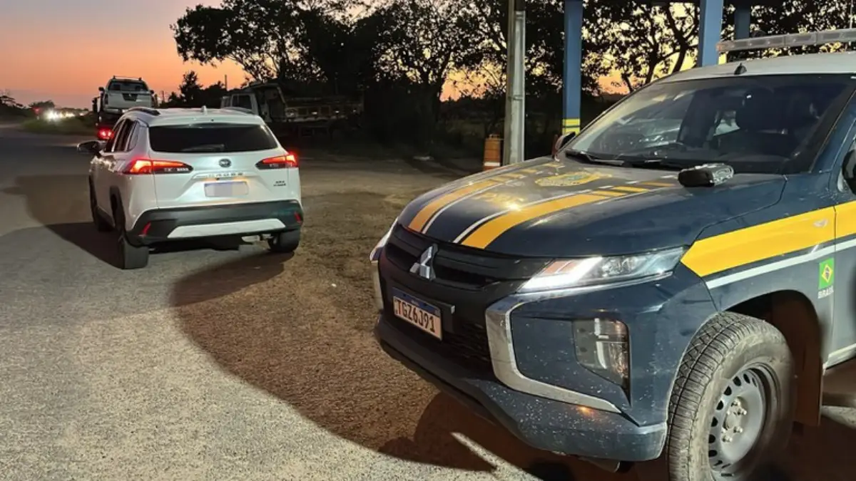 PRF prende condutor com documento falso em Feira de Santana