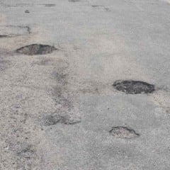 Buracos na via preocupam moradores da rua Venezuela no bairro Capuchinhos