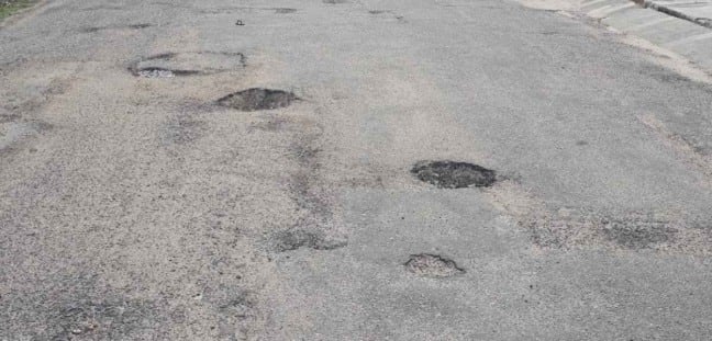 Buracos na via preocupam moradores da rua Venezuela no bairro Capuchinhos