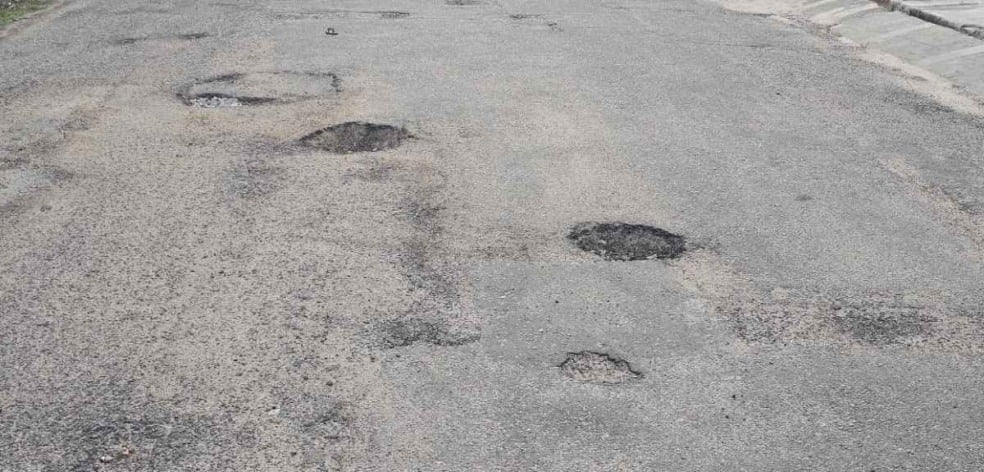 Buracos na via preocupam moradores da rua Venezuela no bairro Capuchinhos