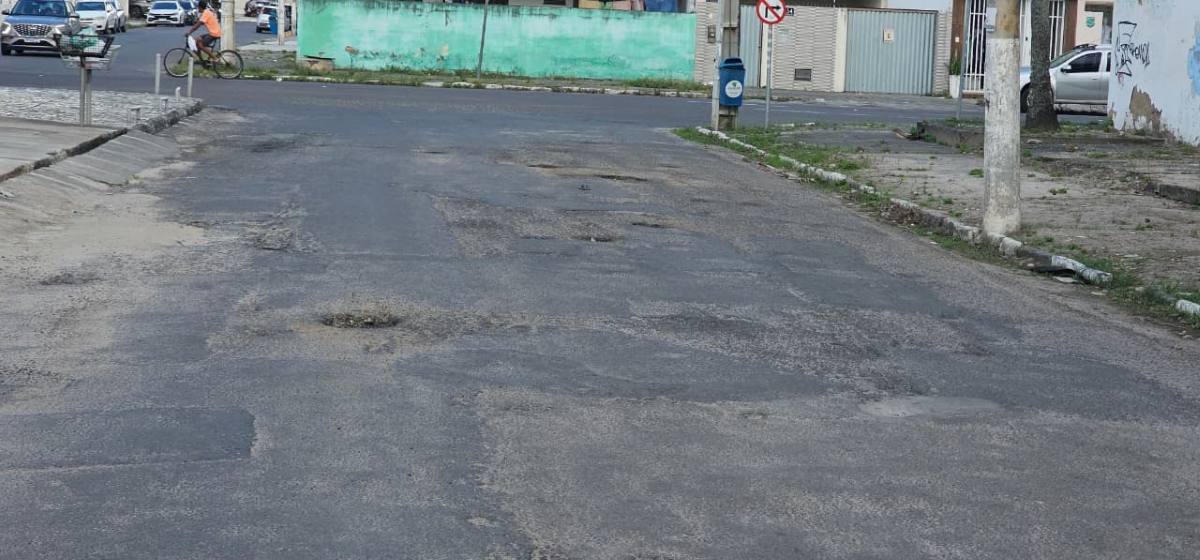 Buracos na via preocupam moradores da rua Venezuela no bairro Capuchinhos