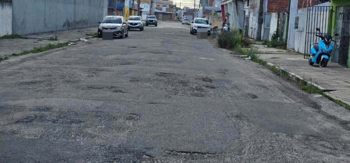 Buracos na via preocupam moradores da rua Venezuela no bairro Capuchinhos
