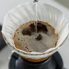 Enema de café é perigoso para a saúde: técnica em que se injeta a bebida pelo reto não tem comprovação científica