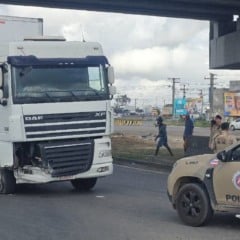 Carreta na contramão trava trânsito no viaduto da Cidade Nova; condutor apresentou resistência na abordagem