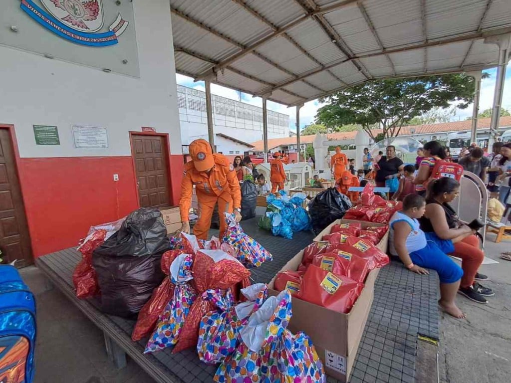 Corpo de Bombeiros promove entrega de brinquedos em comemoração ao Dia das Crianças em Feira de Santana