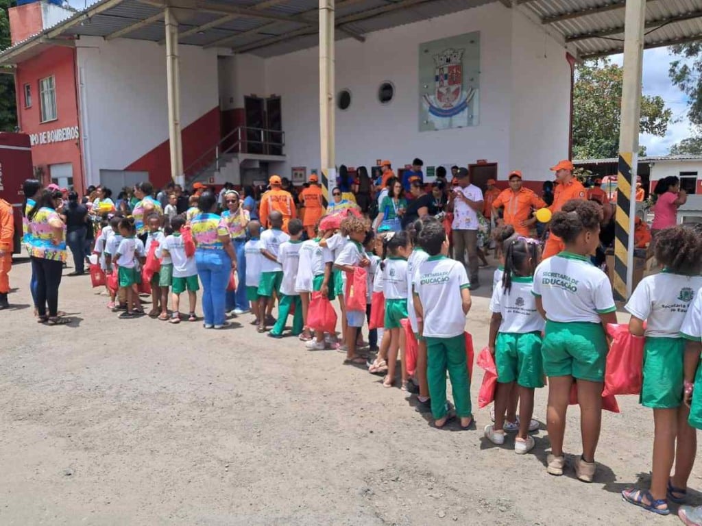 Corpo de Bombeiros promove entrega de brinquedos em comemoração ao Dia das Crianças em Feira de Santana