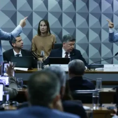 Ex-presidente do INSS, Alessandro Stefanutto, se nega a responder perguntas de relator da CPI 