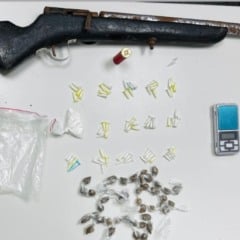 Drogas e arma são apreendidos no bairro aviário; suspeitos fugiram ao notarem a presença da PM