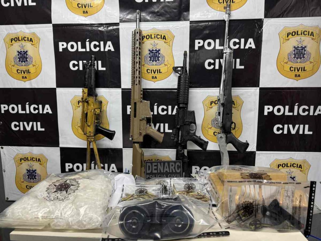 Drogas e armas de grosso calibre são apreendidos em Salvador Drogas e armas de grosso calibre são apreendidos em Salvador