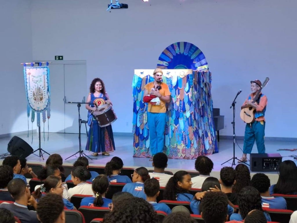 Espetáculo do Fenatifs é apresentado para alunos em colégio estadual em Feira de Santana