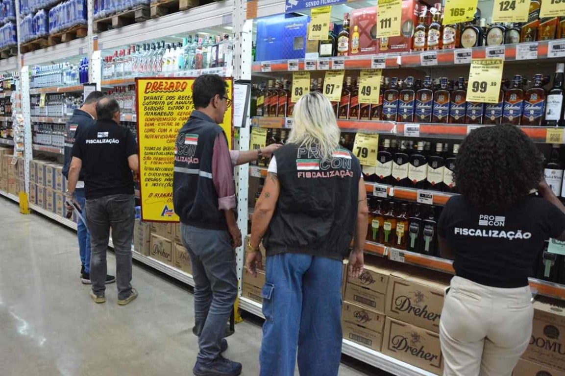 Procon reforça fiscalização de bebidas alcoólicas e encontra pendências em estabelecimentos