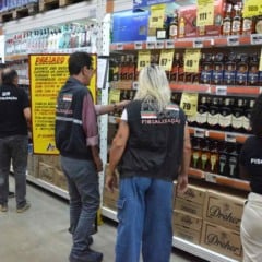 Procon reforça fiscalização de bebidas alcoólicas e encontra pendências em estabelecimentos