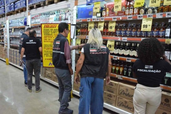 Procon reforça fiscalização de bebidas alcoólicas e encontra pendências em estabelecimentos Procon reforça fiscalização de bebidas alcoólicas e encontra pendências em estabelecimentos
