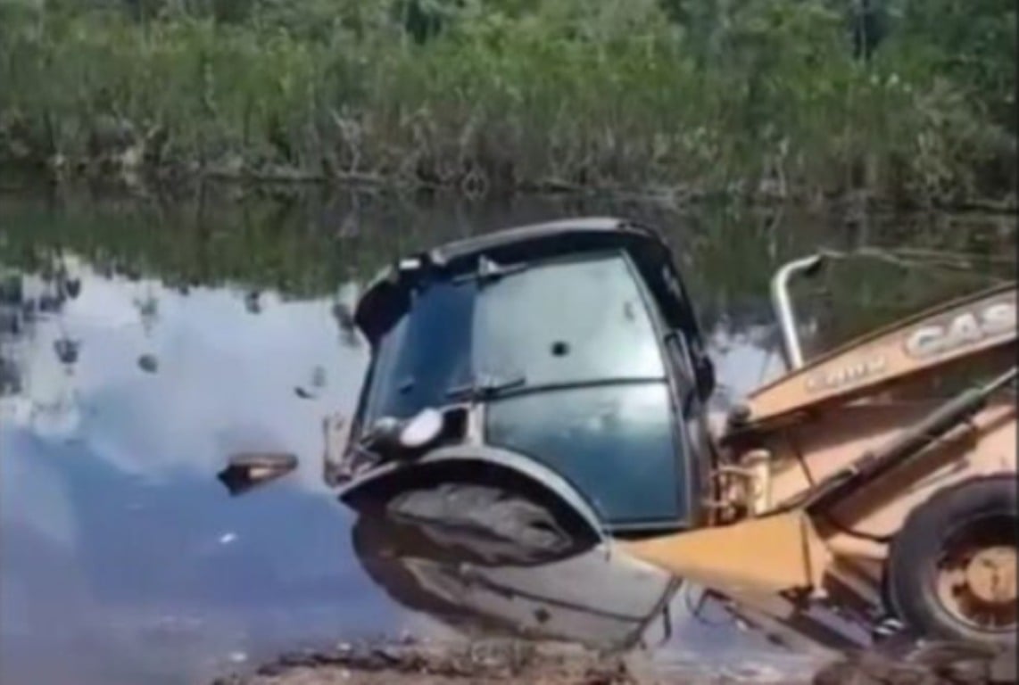 Homem é encontrado morto dentro de retroescavadeira em lago de Ilhéus
